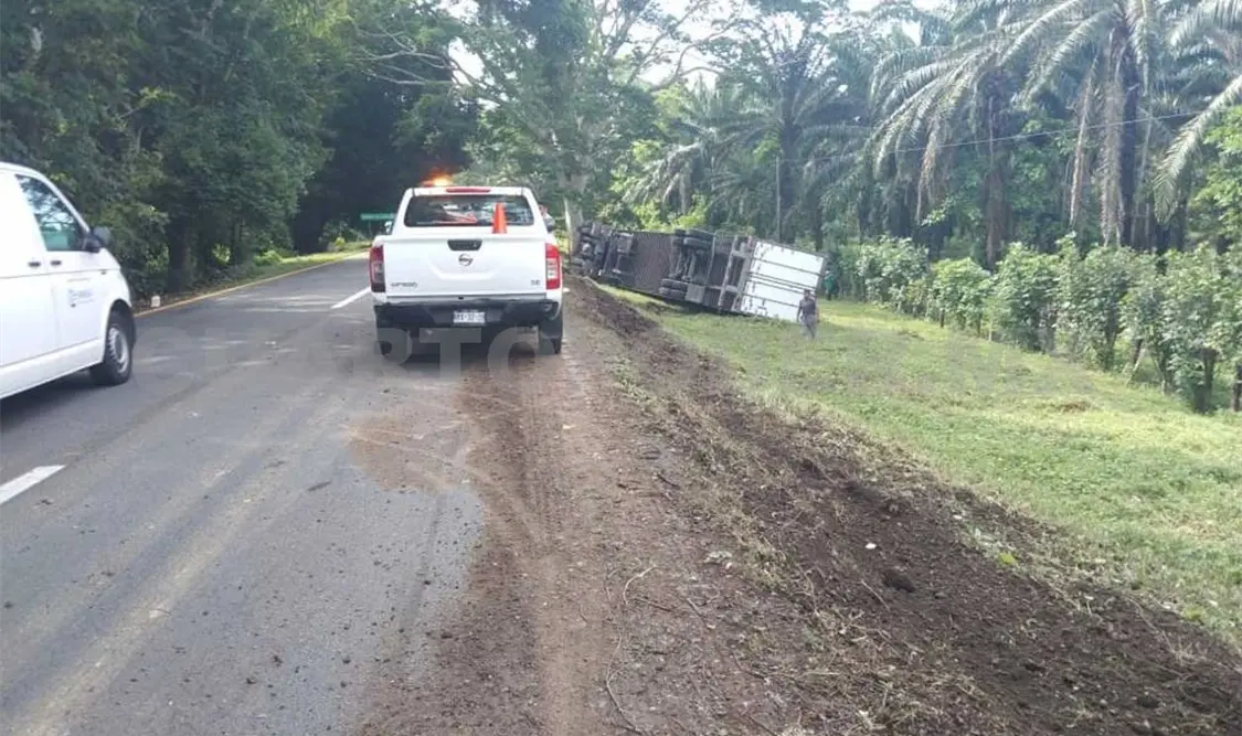 Vuelca tráiler en carretera Costera; evitan saqueo