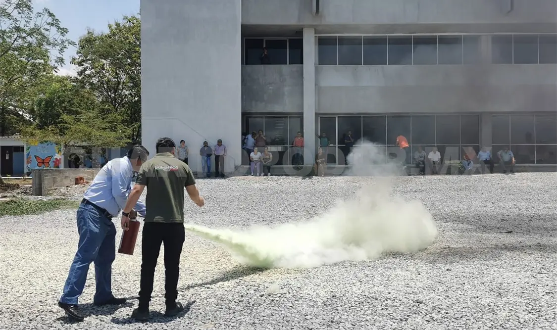 Reciben curso sobre manejo del fuego y uso de extintores