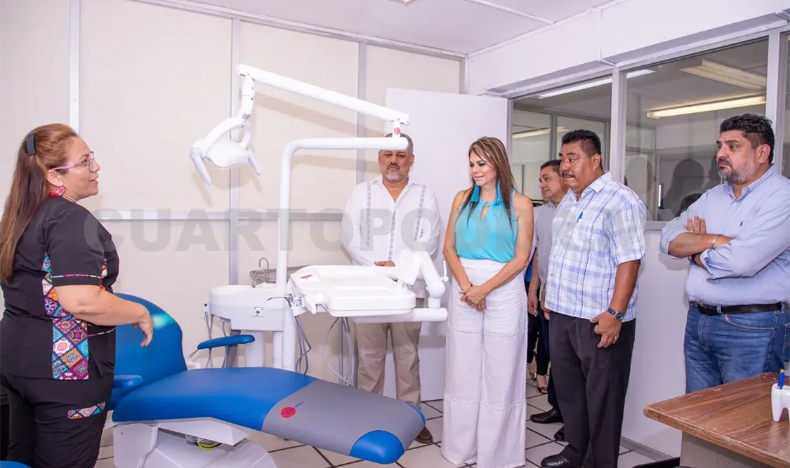 Rosy Urbina entrega equipo y mobiliario médico