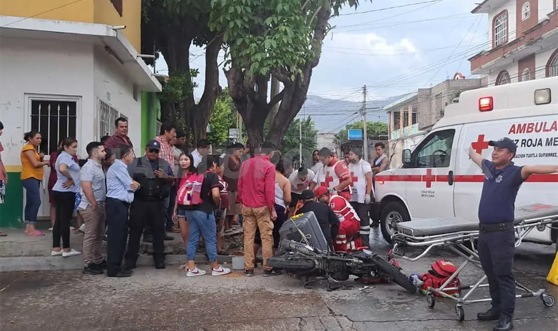 Se estrella motocicleta; un adolescente fracturado