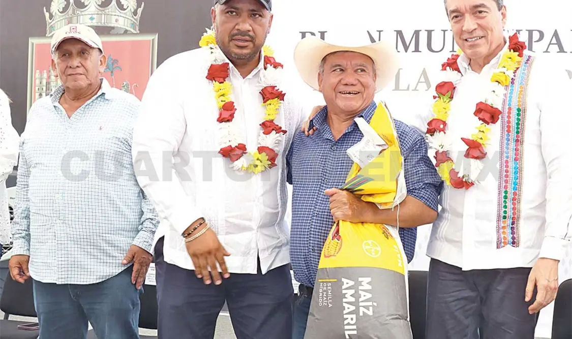 Rutilio Escandón encabezó la entrega de paquetes de semillas certificadas de maíz a productores de Villa Corzo. CP