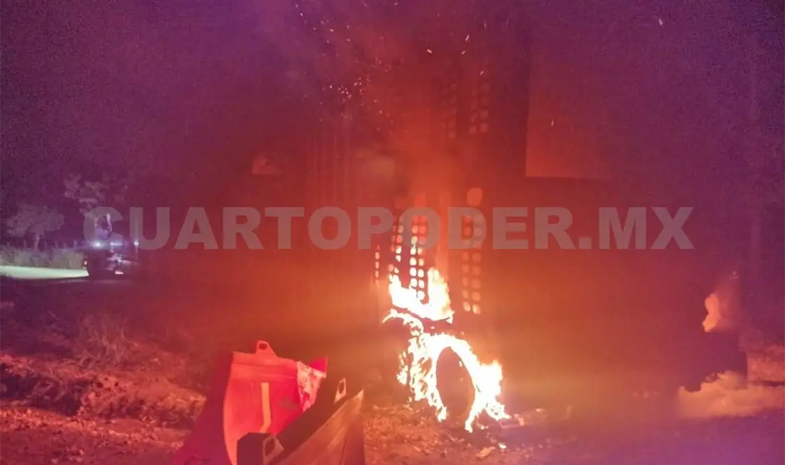 Los brigadistas controlaron el fuego en la jaula que transportaba ganado. Genaro Sánchez / CP