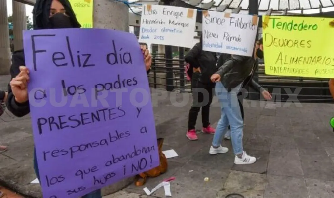 Feministas hacen tendedero virtual en el Día del Padre