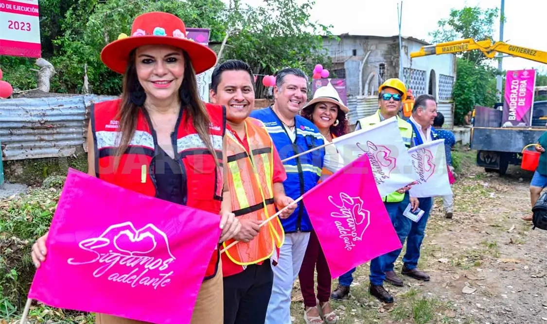 Con electrificación edil Rosy Urbina beneficia a colonia