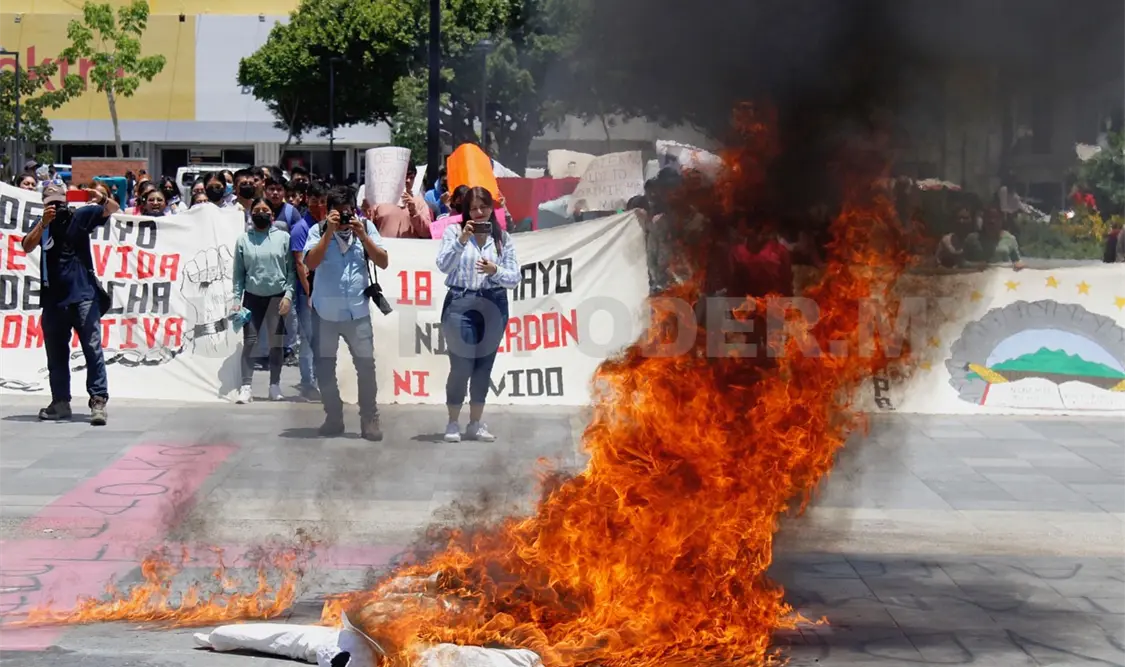 Con quemas y pintas realizan marcha conmemorativa