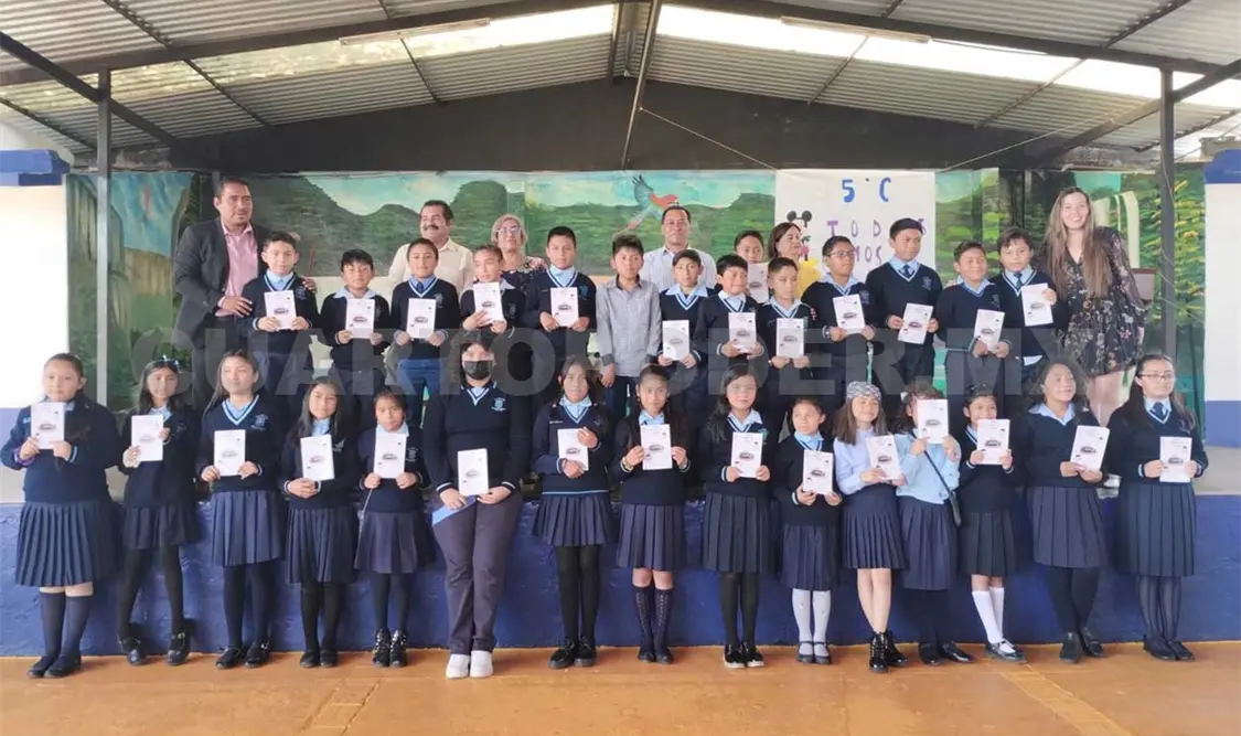 Alumnos de primaria presentan poemario hecha por ellos