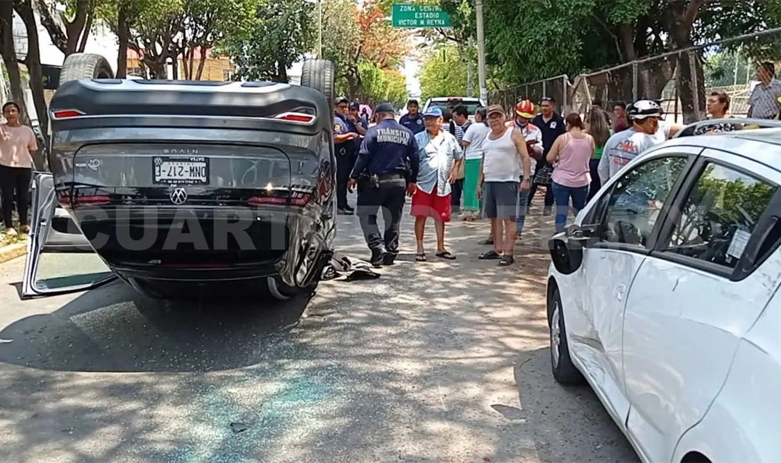 Se estrella en vehículos estacionados y vuelca