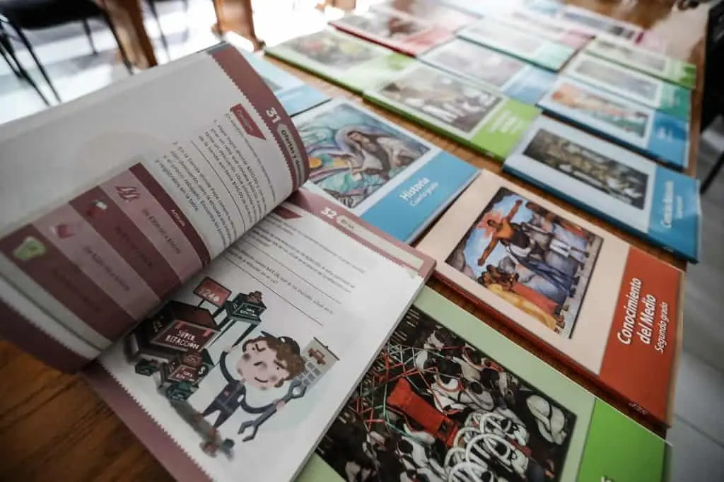 Morena defiende que los libros de texto contienen solo 24 páginas para matemáticas. Cortesía
