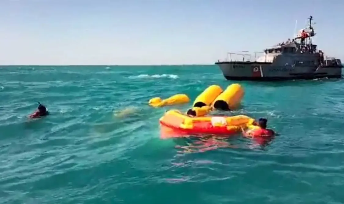Cae helicóptero en mar de Campeche, Semar apoya