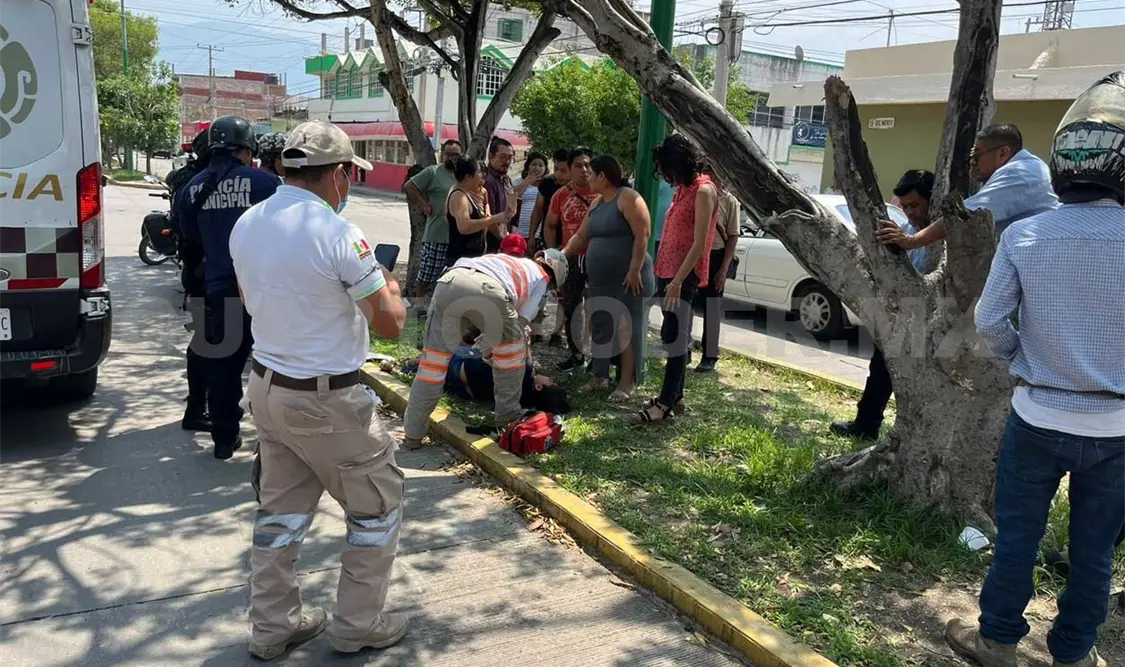 Colectivo impacta a una transeúnte y le fractura los brazos