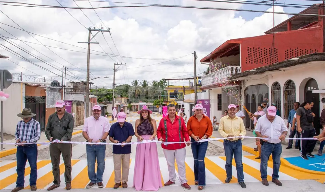 Entrega Urbina obra vial en Calpan Laureles