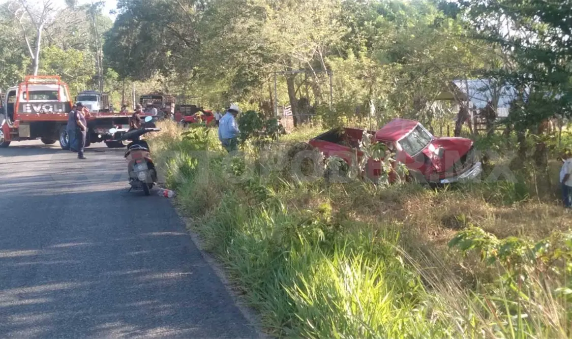 Perdió el control y chocó contra árbol