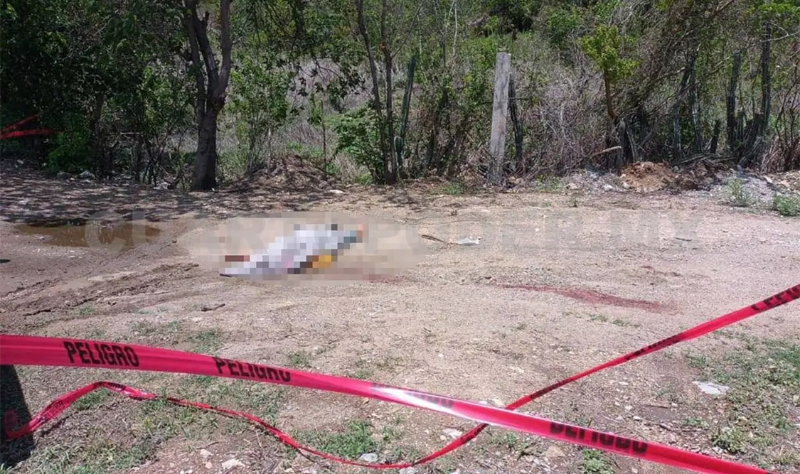Mujer es asesinada a balazos en un camino