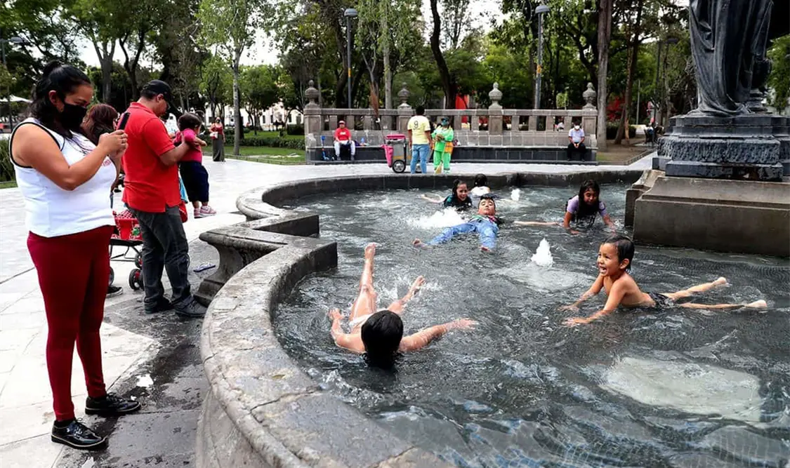 Los niños buscan refugio en las fuentes de la Alameda Central en la Ciudad de México. Entran al agua y el rostro les cambia ante el calor asfixiante. Cortesía