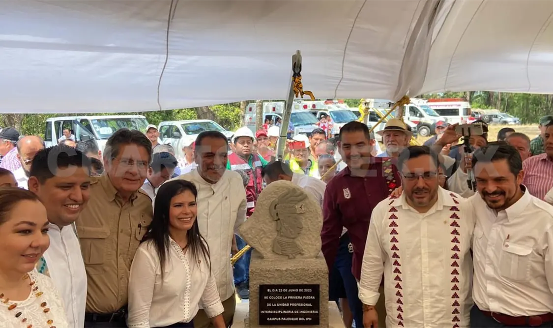 Carlos Morales acompaña a Manuelita Obrador