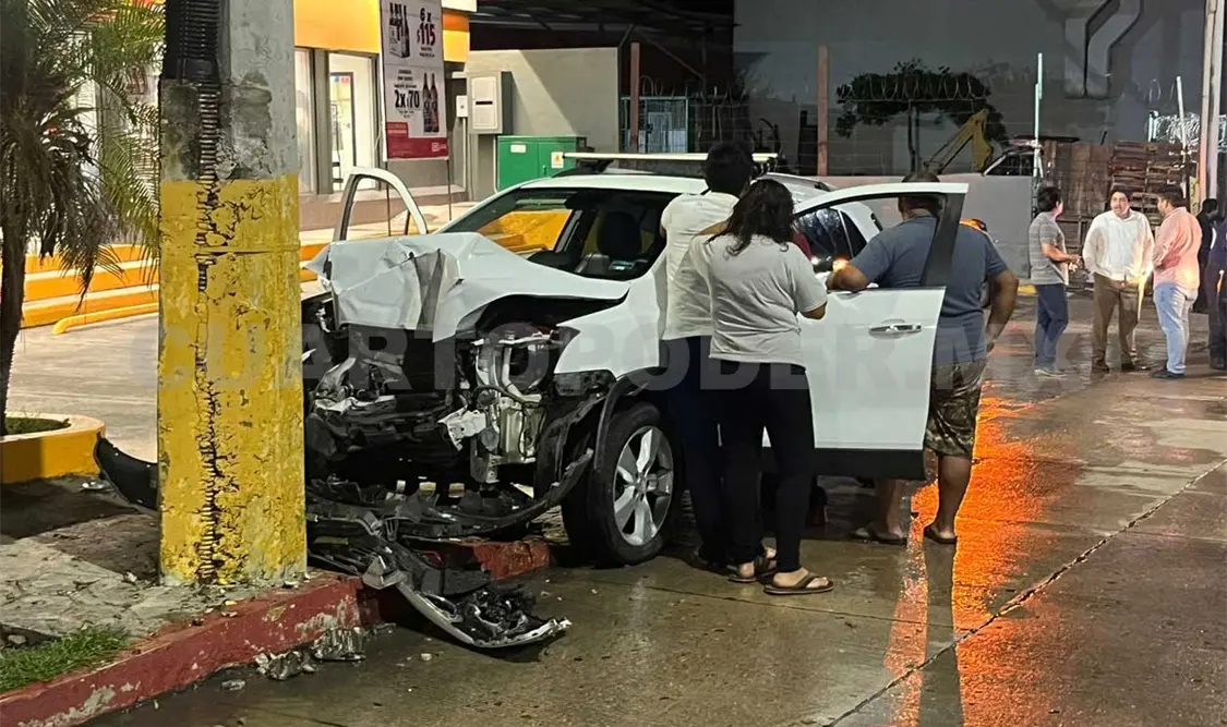 Conductor muere al chocar en poste; mujer lesionada
