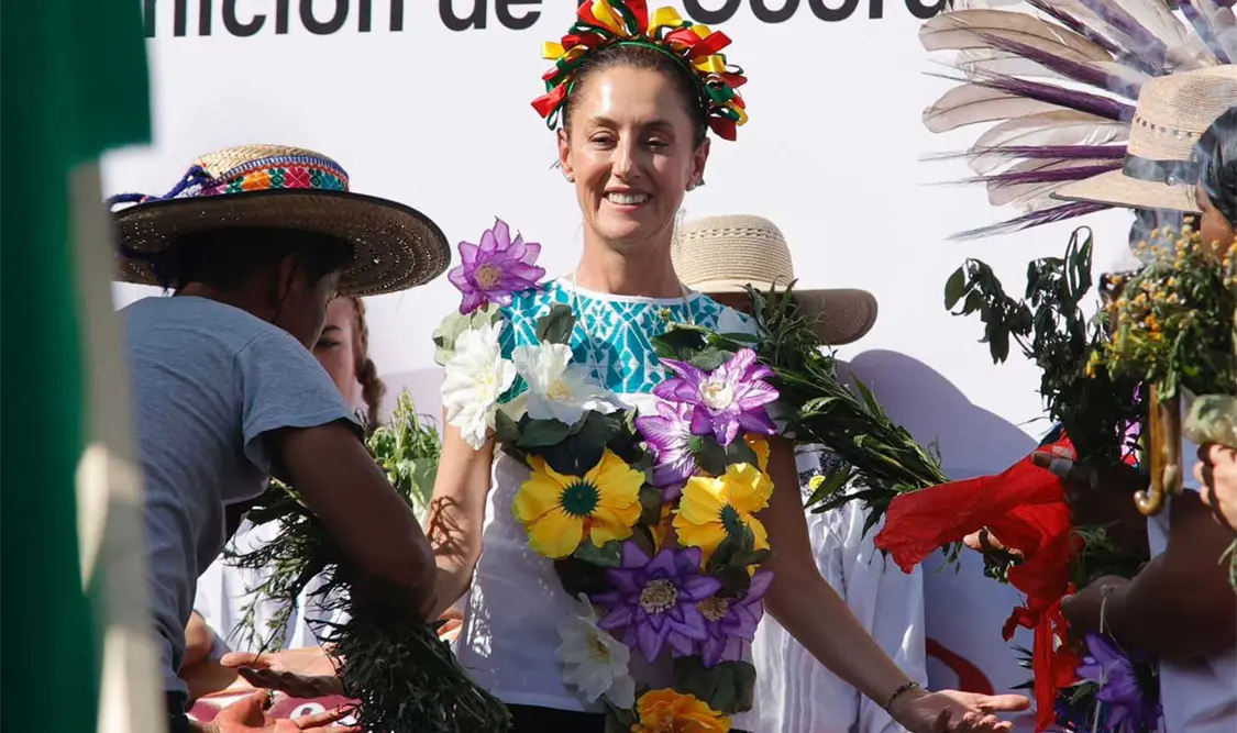 Las y los queretanos le entregaron a Sheinbaum el bastón de mando y le cantaron “Las mañanitas” por ser su cumpleaños. Cortesía