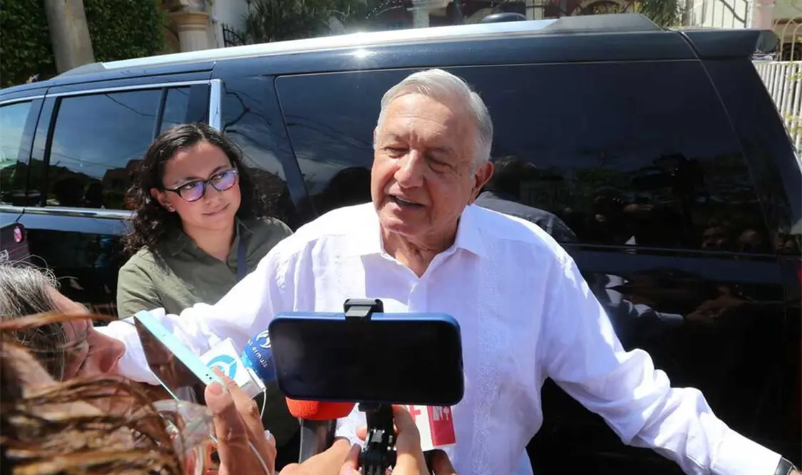 Al salir del hotel Misión San José —en donde pernoctó—, el presidente de la República fue apapachado por sus simpatizantes. Cortesía