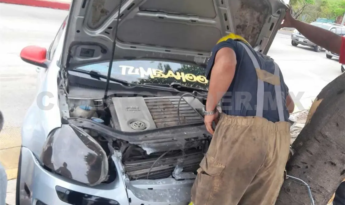 El presunto exceso de velocidad fue lo que provocó que el chofer perdiera el control de su Jetta y terminara por incrustarse en un árbol. Ulises López / CP