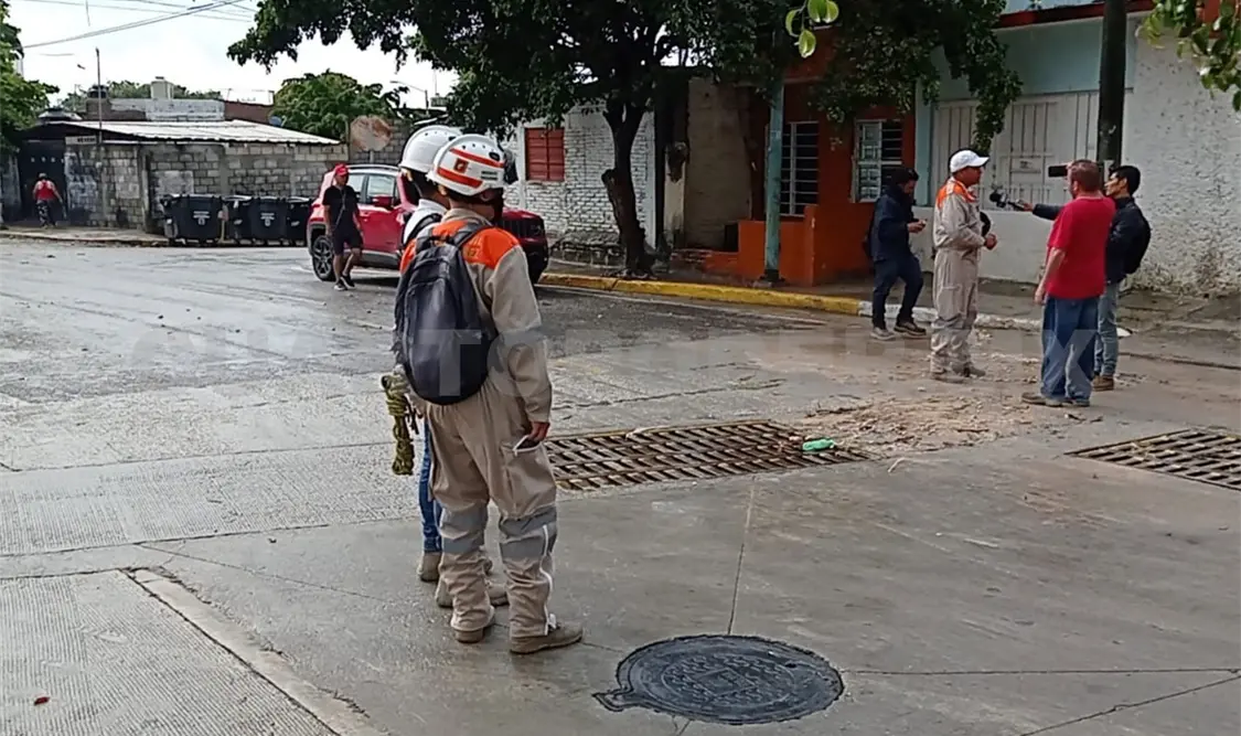 Lo succionó una alcantarilla; es buscado por autoridades