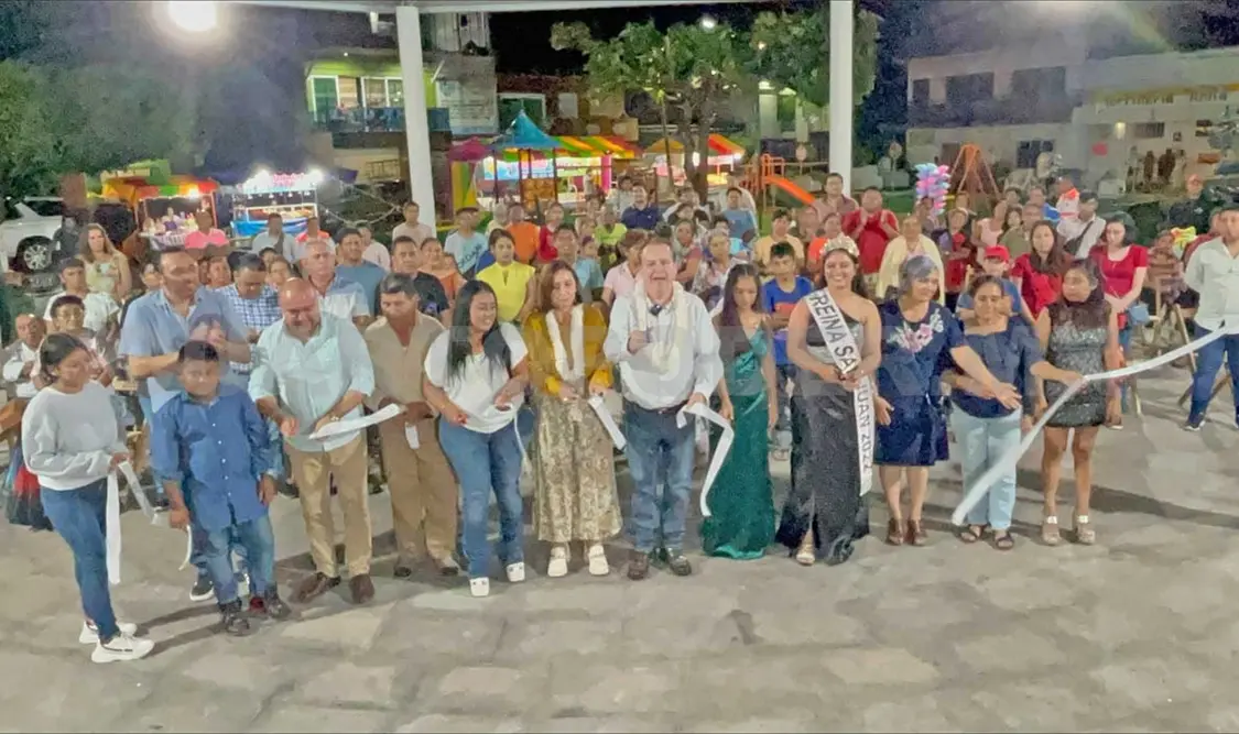 Inauguran parque y coronan a reina por fiesta