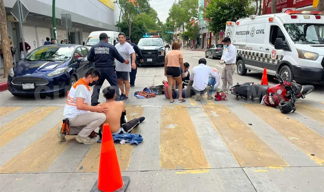 Motociclista es embestido por vehículo en el centro