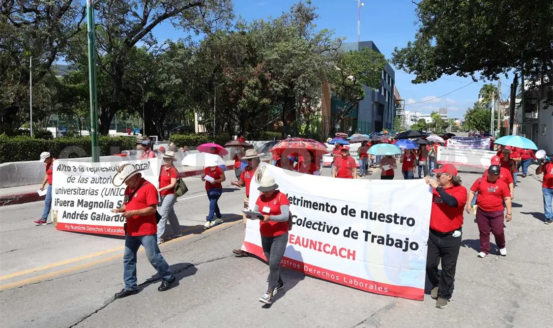 Administrativos marchan y reiteran demandas