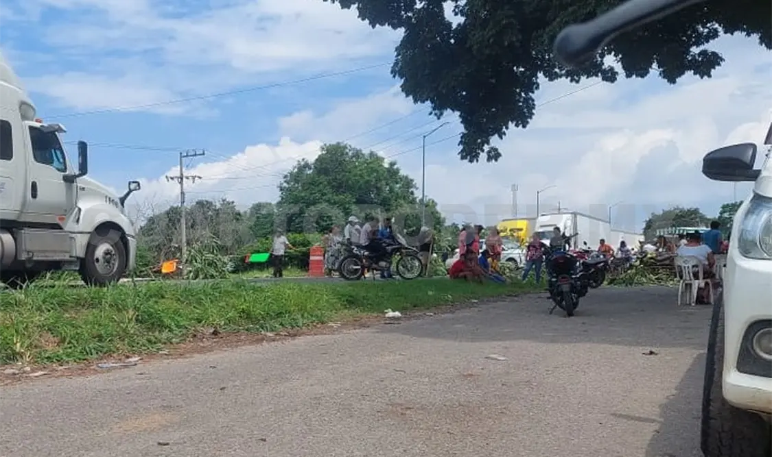 Pobladores de Frontera Hidalgo bloquean carretera