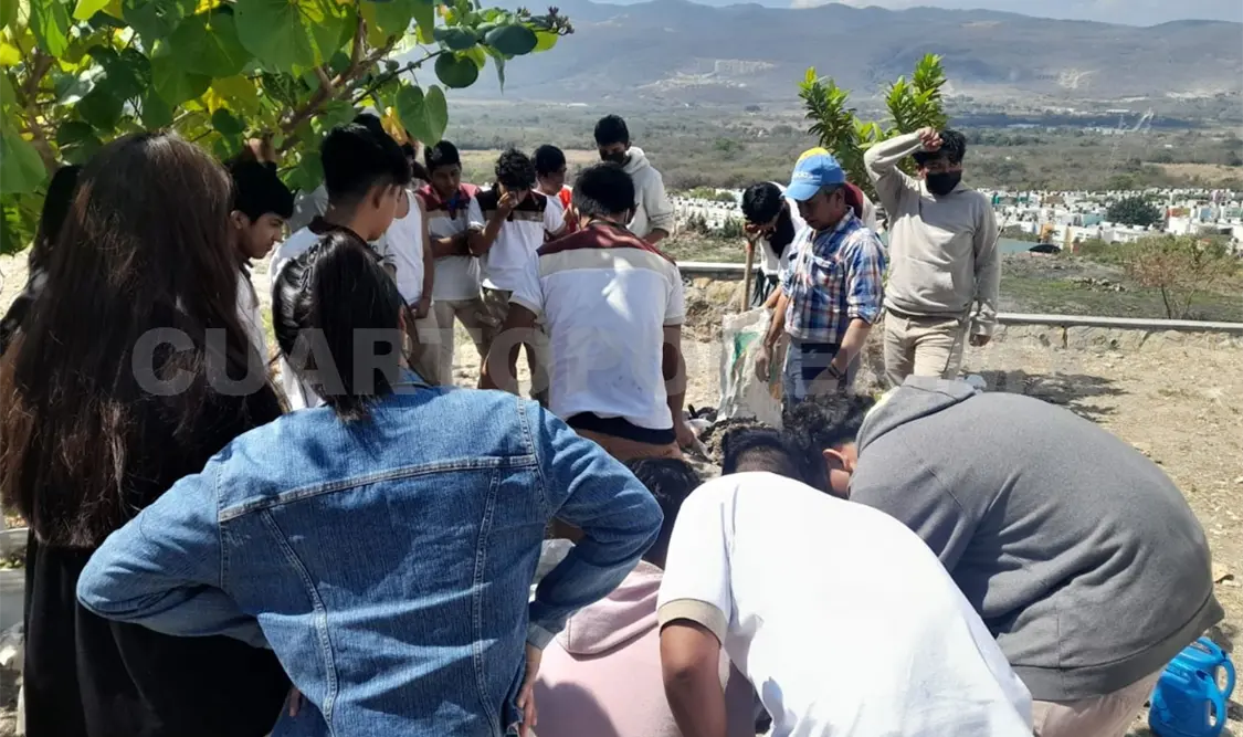 Capacitan a estudiantes con taller de abonos orgánicos