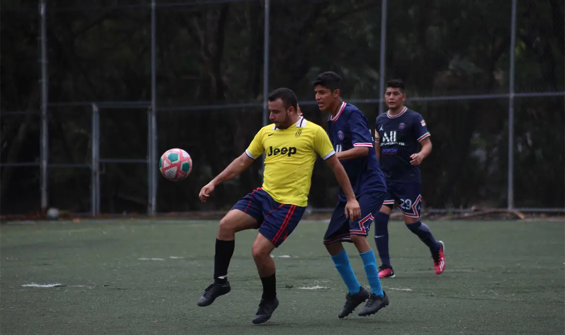 Entre los partidos que se pudieron efectuar estuvo el de Deportivo San Francisco y Coratux. Carlos López/CP