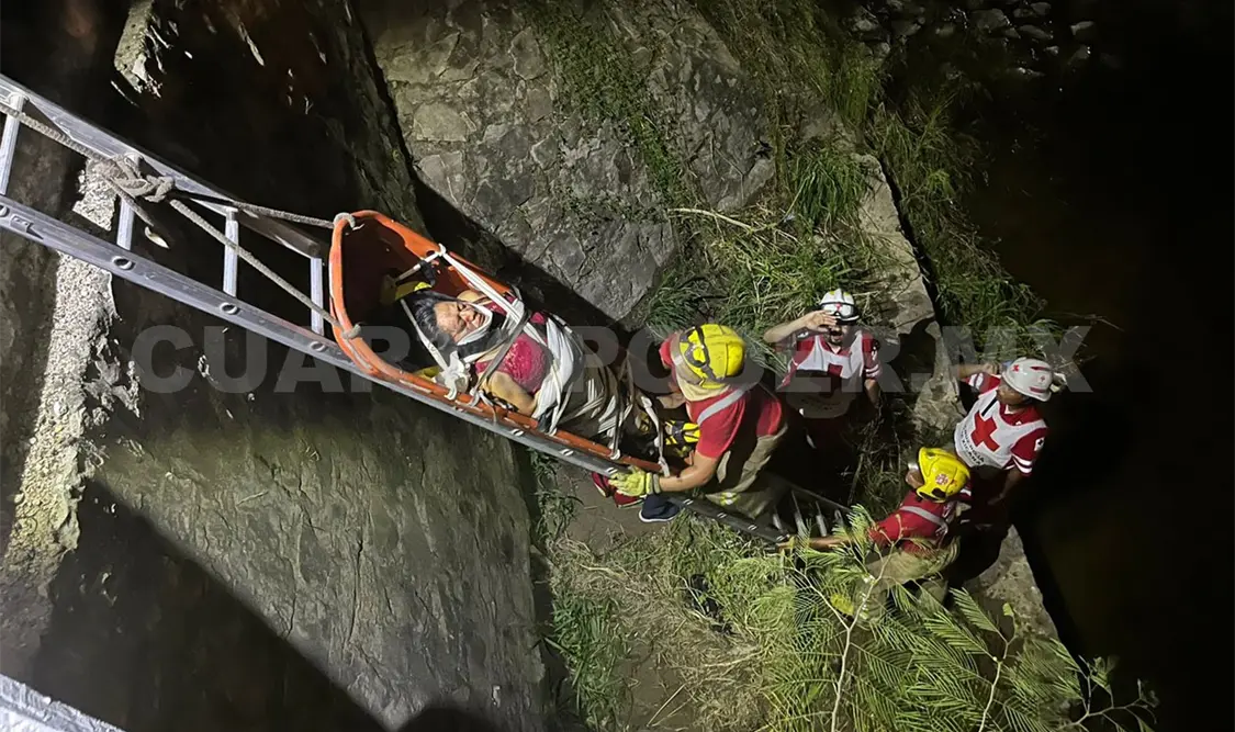 Cae mujer al fondo del canal en el río Sabinal