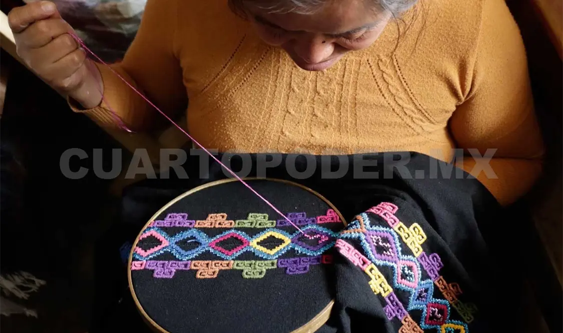 Industria creativa textil condiciona a artesanas
