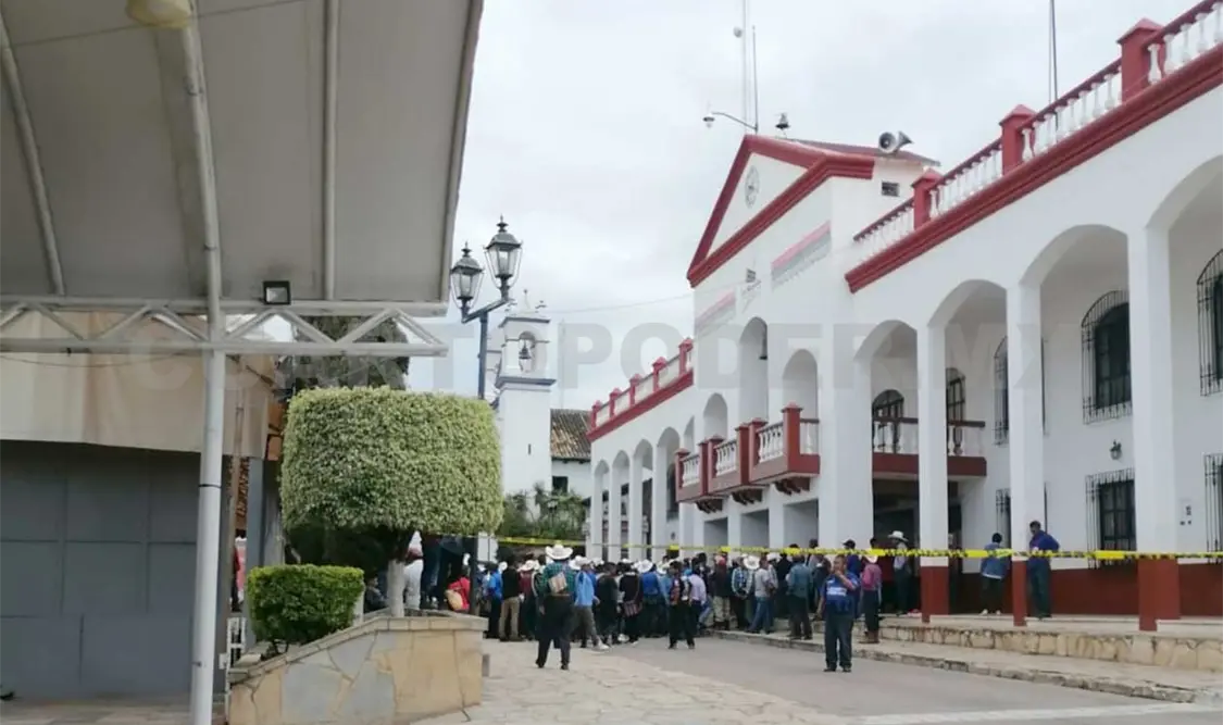 Toman alcaldía y bloquean carretera