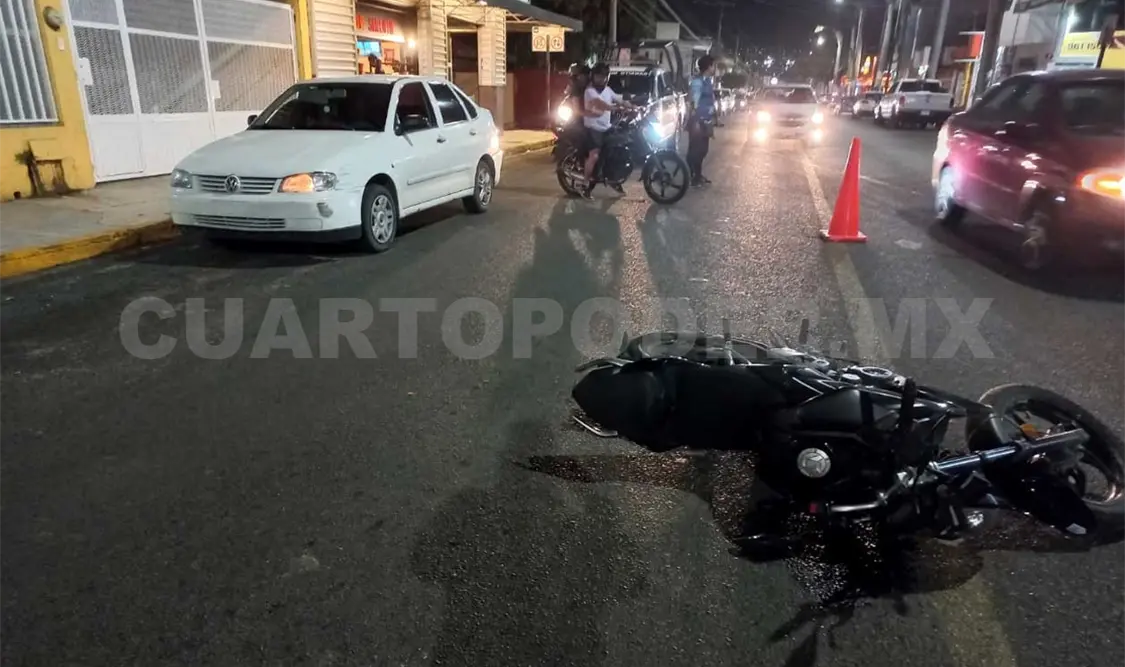Embisten a motociclista y termina con lesiones