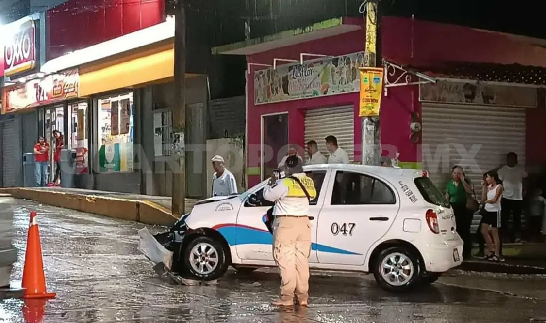 Taxista es impactado por un despistado conductor