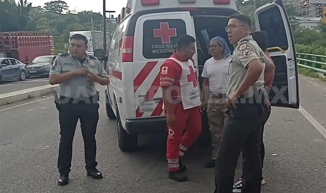 Colisionan ambulancia y camioneta aparcada