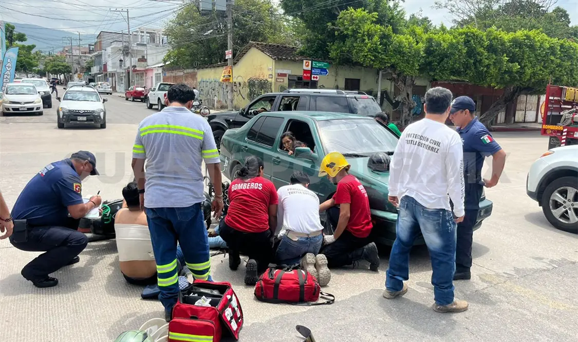 Pareja de motociclistas es impactada por un Jetta
