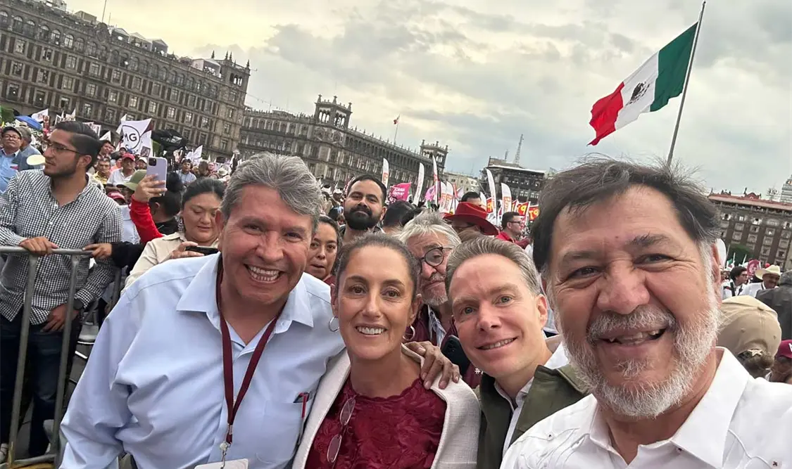 La doctora Claudia Sheinbaum se tomó una selfie con algunos de los aspirantes a los Comités de Defensa de la Cuarta Transformación. Twitter
