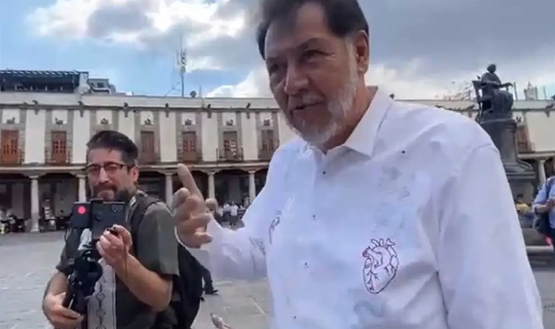 Noroña llegó aproximadamente a las 16:00 horas del sábado para presenciar el discurso de AMLO. El Universal