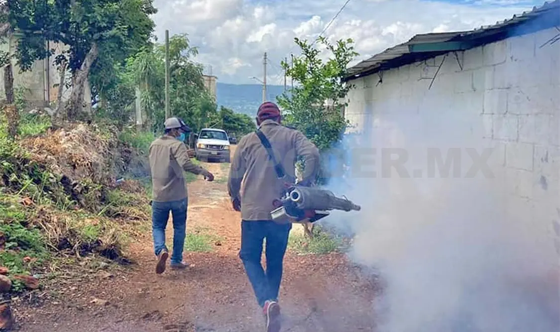 Funcionarios de sanidad hacen labores fumigación para abatir esta enfermedad. CP