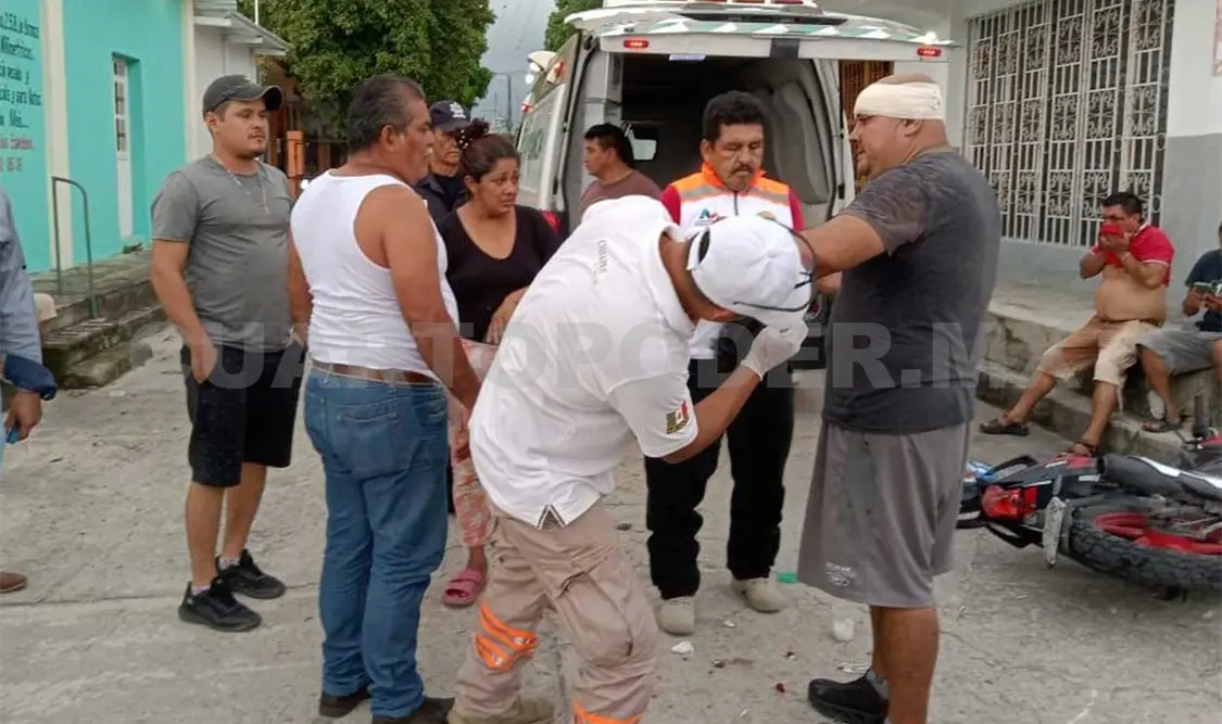 La falta de precaución fue lo que originó el aparatoso accidente en el barrio Santa Cecilia, en la población de Mapastepec, la tarde de ayer. Víctor Sánchez / CP