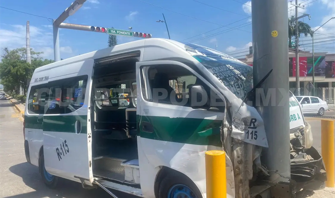 Seis heridos en choque de colectivo y camioneta
