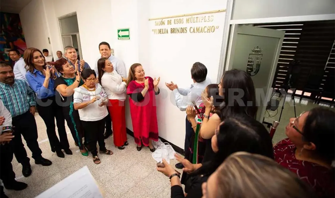 Inscriben nombre de Fidelia Brindis en letras doradas