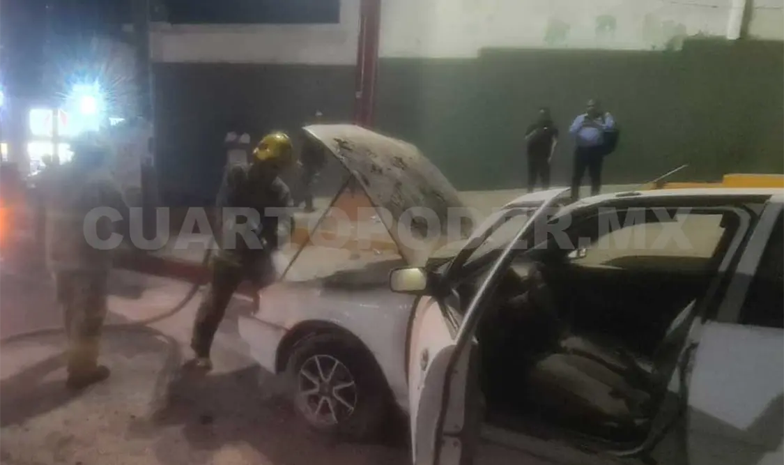 Se incendia vehículo por un cortocircuito