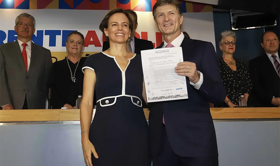 Enrique de la Madrid se registra ante el Frente Amplio por México para contender por la candidatura de la oposición para la Presidencia. El Universal