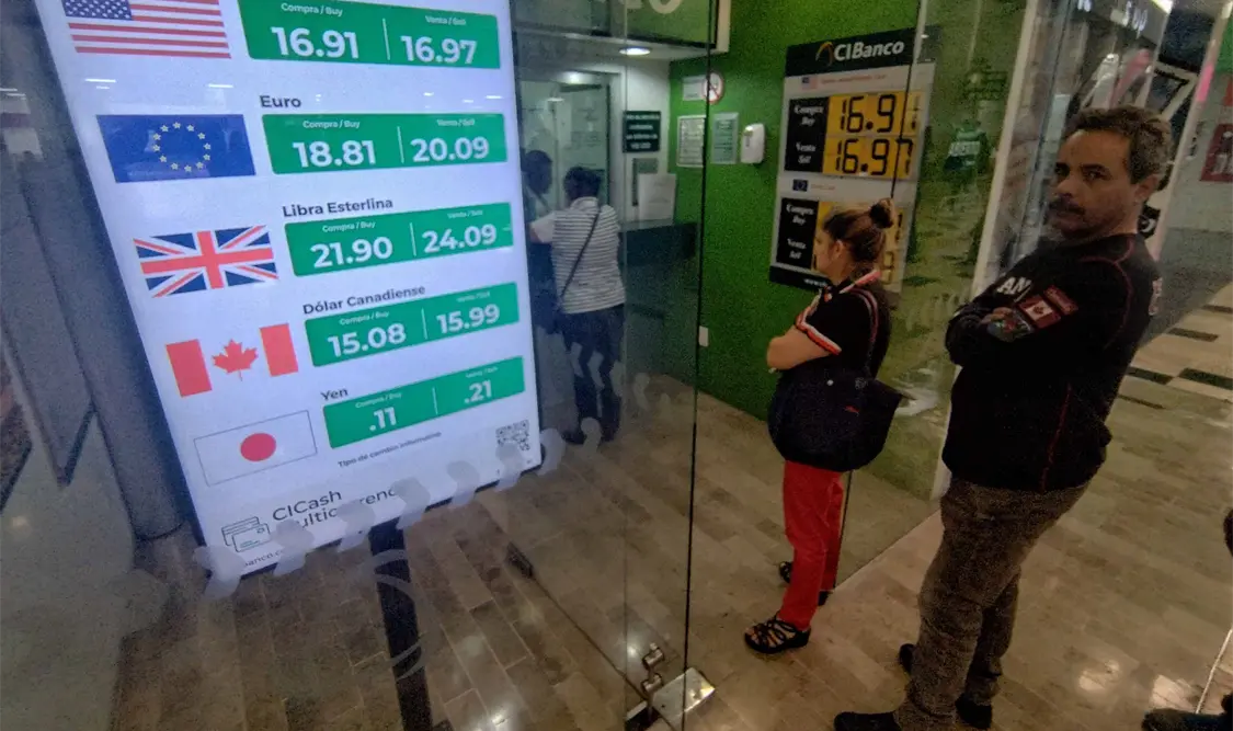 El peso gana al dólar 0.4 % y se intercambia en 16.99 en la apertura de los mercados americanos. Cortesía
