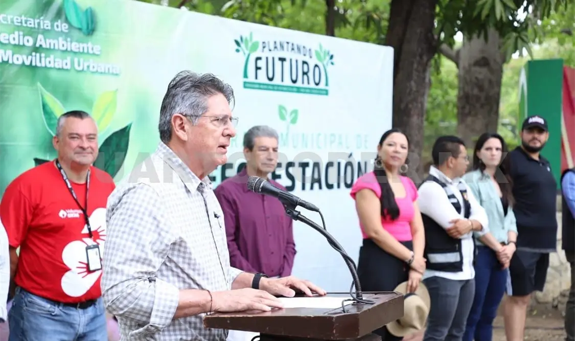 Realiza edil reforestación en el parque Caña Hueca