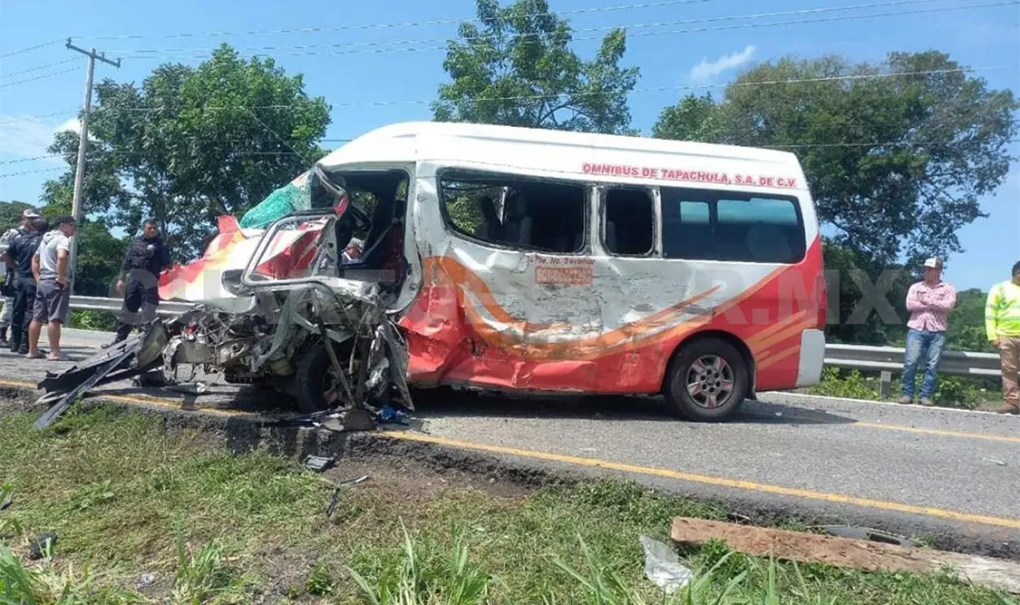 Encontronazo entre Urvan y Pick up; un lesionado