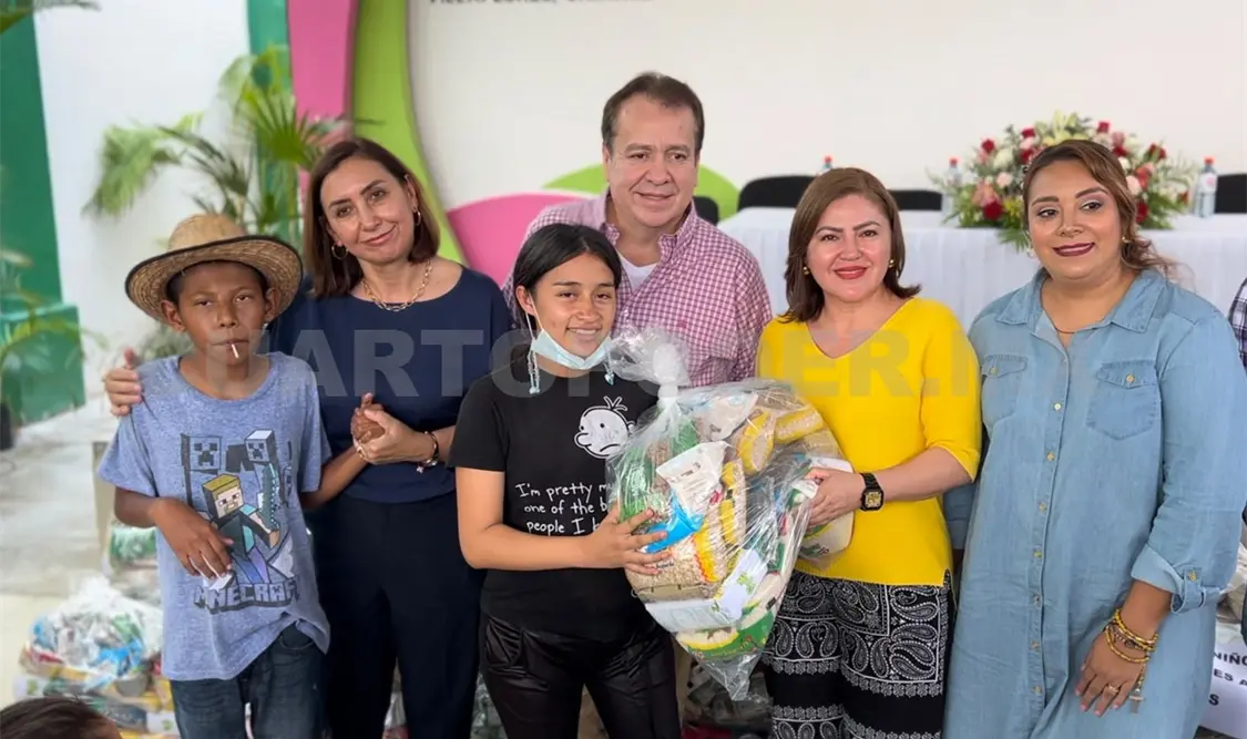 Mariano Rosales y Margarita Sarmiento entregan insumos