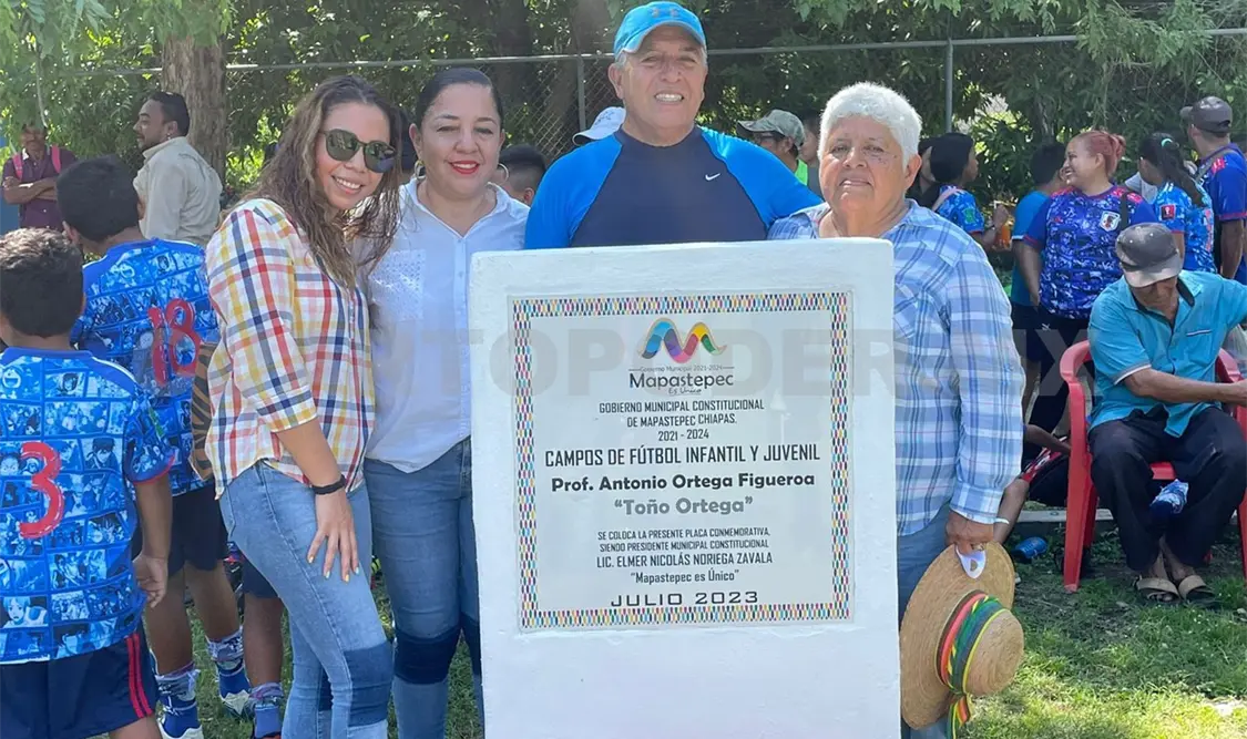 Reconocen a Ortega Figueroa por 40 años de trabajo